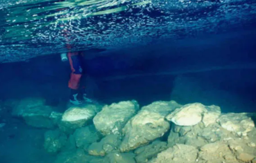 Вчені знайшли 5000-річний підводний міст, який може переписати всю історію людства